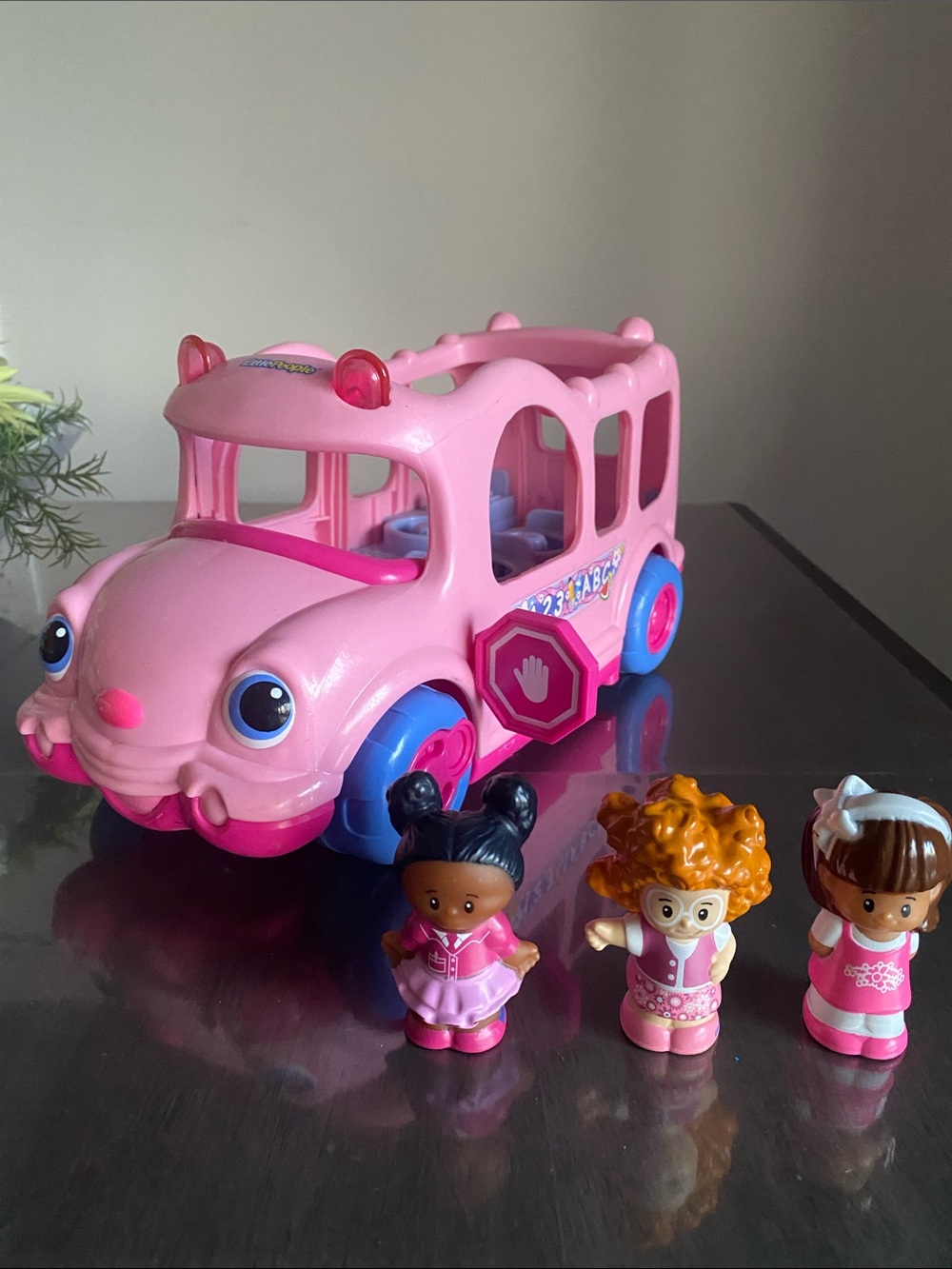 2005 Fisher Price Little People Pink Lil’ Movers School Bus Figurine Toys